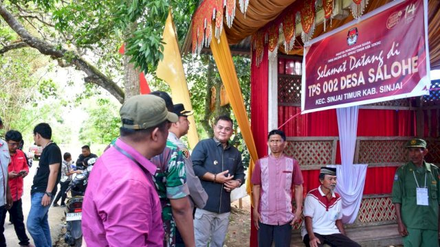 Pj Bupati Sinjai saat memantau proses Pemungutan suara di Kecamatan Sinjai Timur / ist