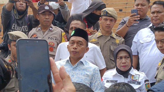 Anggota Legislatif DPRD Sulsel Syaharuddin Alrif (kemeja putih dan peci hitam) saat menemui ratusan jurnalis Makassar. (Foto: Shinta/HN)