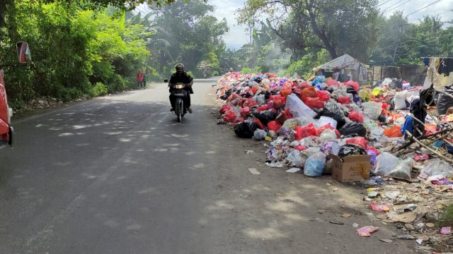 Kondisi di ruas Jalan Yasin Limpo Pattallassang, Gowa. Tumpukan sampah yang tak diangkut meluap hingga ke badan jalan. Foto: HN/MY Yahya