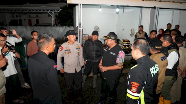 Pj Gubernur Sulsel Bahtiar Baharuddin meninjau lokasi bencana cuaca ekstrem di Luwu. Foto: dok