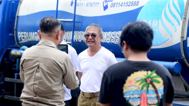 Direktur Utama PDAM Kota Makassar, Beni Iskandar saat memantau bantuan air bersih di lokasi bencana Sulsel. Foto: dok