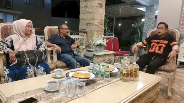 Calon Bupati Gowa Darmawangsyah Muin bersama tokoh masyarakat. Foto: HN/Yusrizal 