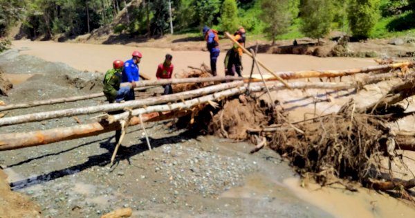 Distribusi Bantuan Terhambat, Damkarmat Makassar Bangun Jembatan Darudat di Desa Kadundung