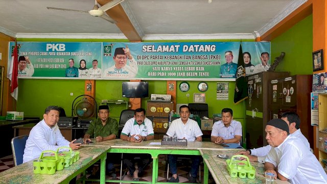 Tim ARM mengambil formulir cakada di PKB. Foto: HN/Yusrizal
