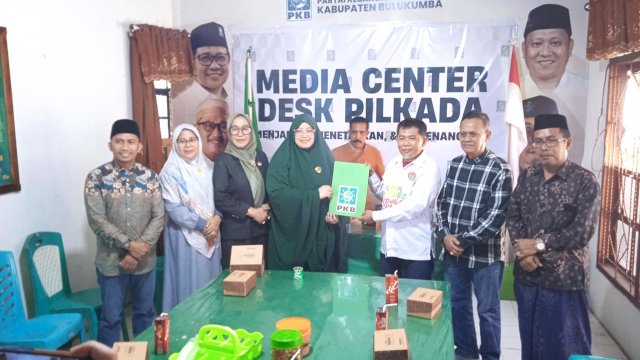 Andi Soraya Widiyasari mengambil formulir cakada di PKB Bulumkumba. Foto: dok