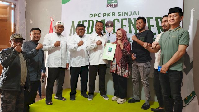 Tim Muzayyin Arif mengambil formulir cakada di PKB Sinjai. Foto: HN/Bagoes