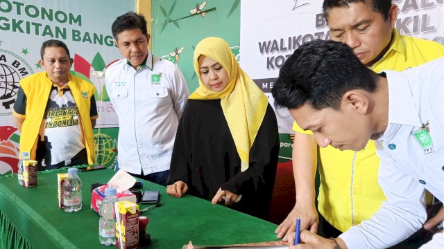 Erna Rasyid Taufan (Erat) saat mengembalikan formulir cakada di PKB Parepare. Foto: dok