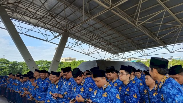 Tenaga PPPK Makassar saat dikukuhkan di lapangan Karebosi Makassar, belum lama ini. Foto: HN/Sinta