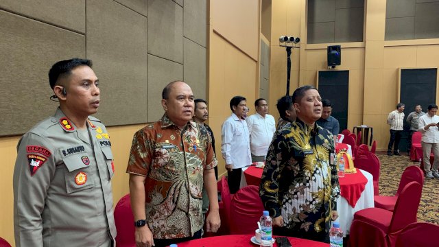 Kepala Badan Kesbangpol Andi Bukti Djufri (paling kanan) dalam pelantikan PPK Makassar. Foto: HN/Sinta