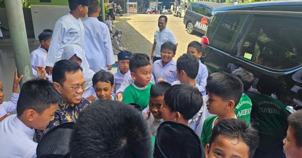 Video Puluhan Siswa Berebutan Salaman dengan Wakil Ketua MPR RI Seketika Viral di Gowa