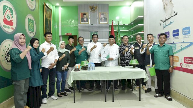 Calon Gubernur Sulsel Ilham Arief Sirajuddin atau IAS mengembalikan formulir bacakada di PKB. Foto: dok
