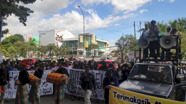 Aliansi Muda Peduli Sulsel menggelar aksi di depan kantor Gubernur Sulsel. Foto: HN/MY Yahya