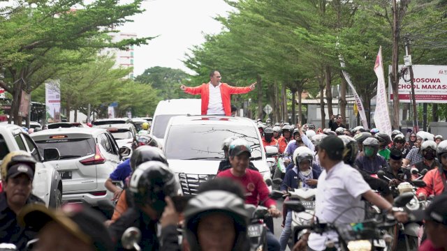 Mohammad Ramdhan Pomanto bersama relawan dan simpatisan di kediamannya di Amirullah, foro: HN/Sinta