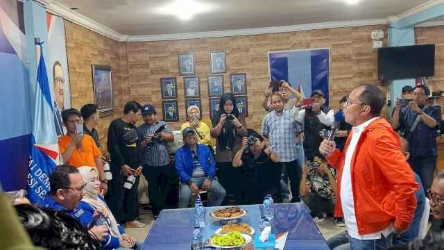 Moh Ramdhan Pomanto saat mengembalikan formulir bacakada di kantor Demokrat Sulsel. Foto: HN/Sinta