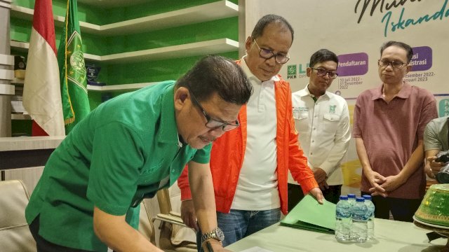 Moh Ramdhan Pomanto saat mengembalikan formulir bacakada di Kantor PKB. Foto: HN/Sinta