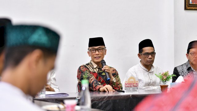 Pj Gubernur Sulsel Prof Zudan bertemu dengan pengurus dan beberapa jemaah Masjid Kubah 99 Asmaul Husna Makassar beberapa waktu lalu. Foto: dok