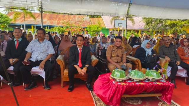 Kadis Disdikbud Jeneponto H. Uskar Baso (Baju Keki ) dan Basri Kepala Sekolah SMPN 1 Jeneponto (jas hitam). Foto: dok