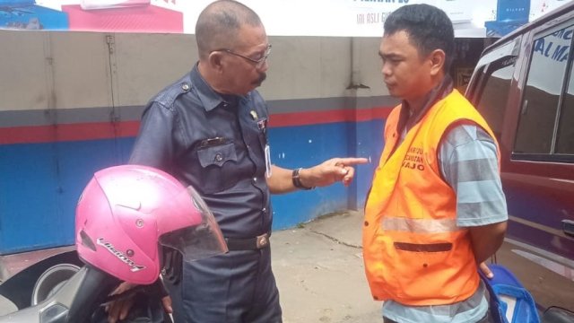 Koordinator Kecamatan Wajo, Perumda Parkir Makassar, Muh Hamzah turun langsung mengedukasi Jukir. Foto: dok