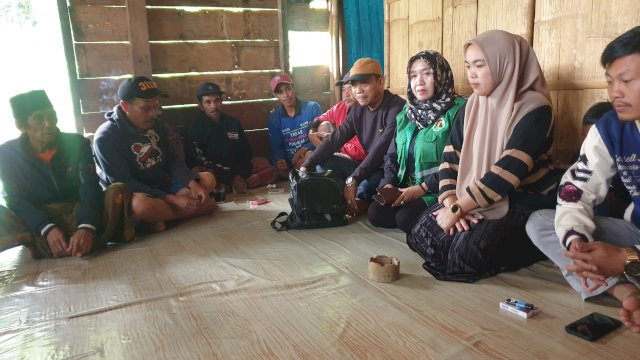 Tim Aura melakukan kunjungan di rumah-rumah warga. Foto: dok