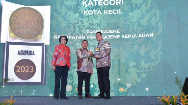Bupati Pangkep, Muhammad Yusran Lalogau (MYL), menerima penghargaan Piala Adipura dari Wakil Menteri LHK, Aule Dohong, dalam acara yang berlangsung di Gedung Manggala Wanabhakti, Jakarta, pada Selasa (5/3/24)