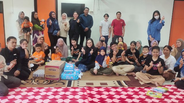 Management Aston Makassar lakukan kunjungan di Rumah Harapan Indonesia Makassar. (Foto: PR Aston)