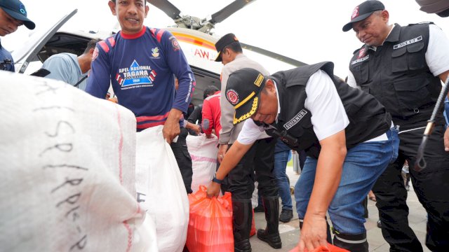 Pj Gubernur Sulsel salurkan bantuan di Kabupaten Luwu. (Foto: Humas Pemprov)