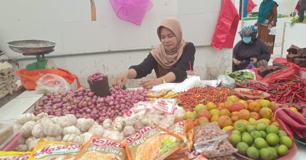 Pedagang Pasar di Makassar Keluhkan Harga Bawang yang Terus Melonjak