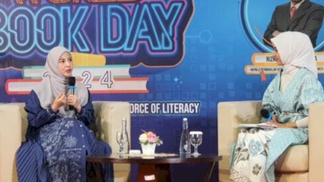 Natasha Rizky (busana biru) saat menjadi narasumber pada kegiatan World Book Day 2024 yang digelar Bank Indonesia Sulsel. (Foto: Gita/HN)