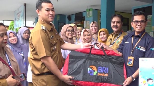 Bupati Pangkep Muhammad Yusran Lalogau (MYL) menerima langsung bantuan Alkes dari Kepala Kanca BRI Pangkep di Puskesmas Bungoro || Foto: Ist