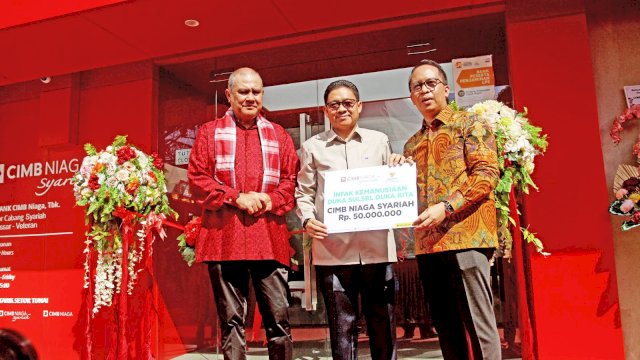 CIMB Niaga serahkan bantuan untuk korban banjir ke Baznas Sulsel. (Foto: Gita/HN)