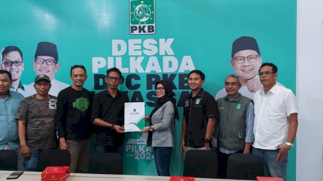 Tim sukses Irwan Adnan mengambil formulir Bacakada di PKB Makassar. Foto: dok