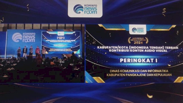 Penghargaan diterim oleh Wabup Pangkep, Syahban Sammana yang diserahkan diserahkan langsung oleh Wamenkominfo Nezar Patria di Trans Convention Center, Kota Bandung, Jawa Barat, Selasa (5/3/2024) malam || Foto: Ist