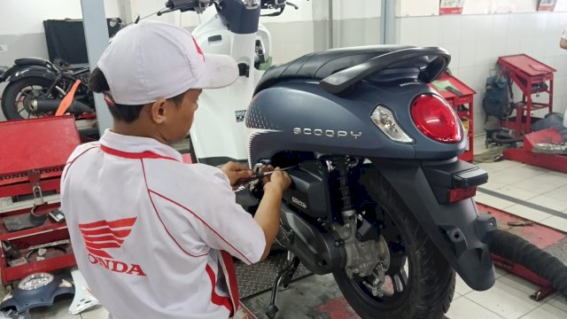 Ilustrasi ganti oli pada motor Honda. (Foto: Humas Honda)
