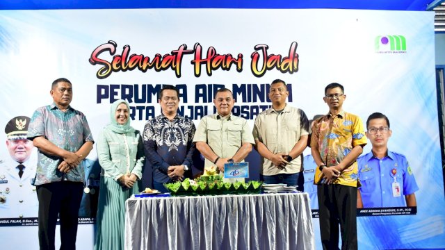 Pj Bupati Sinjai, T.R Fahsul Falah meminta kepada direksi PDAM Tirta Sinjai Bersatu yang merupakan perusahaan daerah untuk terus melakukan terobosan dan evaluasi setiap tahunnya || Foto: Humas