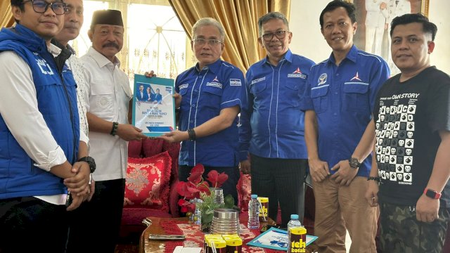 Karaeng Kio pendaftar pertama sebagai calon Bupati Gowa di Parai Demokrat. (Foto: Gita/HN)