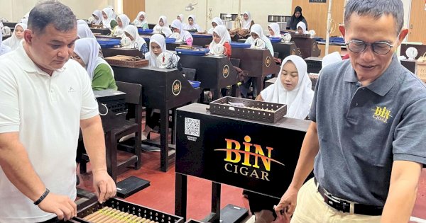 Jajaki Kerjasama Pemanfaatan Tembakau, Pj. Bupati Sinjai Kunjungi Pabrik Cerutu di Jember