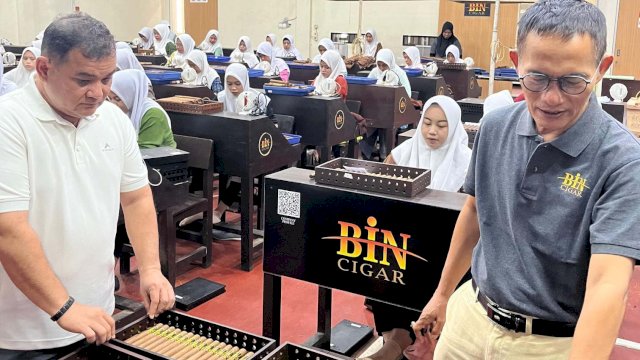 T.R. Fahsul Falah mengunjungi pabrik cerutu Boss Image Nusantara (BIN) di Jl. Brawijaya No. 5B Jubung, Sukorambi, Kabupaten Jember ||Foto:Ist