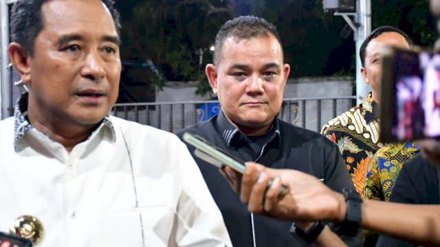 Pj Gubernur Sulawesi Selatan, Bahtiar Baharuddin (baju putih) didampingi oleh Pj Bupati Sinjai TR Fahsul Falah (baju hitam) ||Foto:Ist