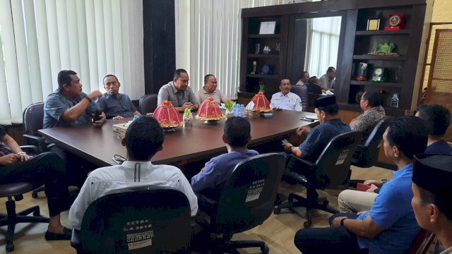 Sekda Sinjai A. Jefrianto Asapa, memimpin rapat persiapan Hari Bumi di Kabupaten Sinjai. (Dok/humas Kominfo)