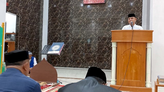 Pj. Bupati Sinjai, T.R. Fahsul Falah menyampaikan sambutan saat safari Ramadan di Kecamatan Sinjai Barat || Foto:Humas