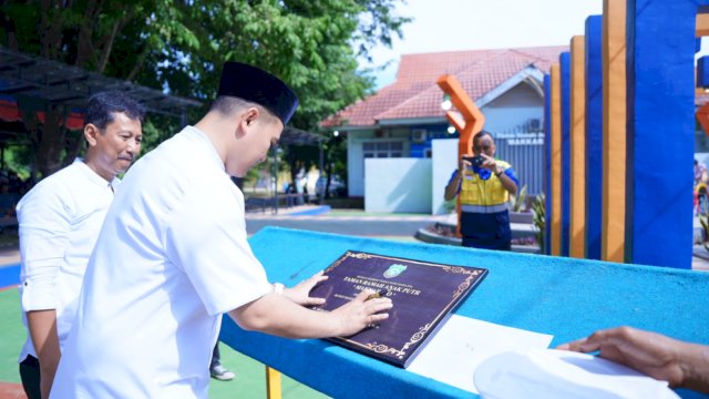 Bupati Pangkep MYL saat meresmikan taman ramah anak Makkareso || Foto:Ist