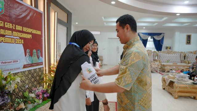 Pemasangan ban lengan kepada tim kesiapsiagaan bidang kesehatan untuk pemilu 2024 oleh bupati Pangkep, Muhammad Yusran Lalogau(MYL)di aula rujab bupati Pangkep (7/2/2024).