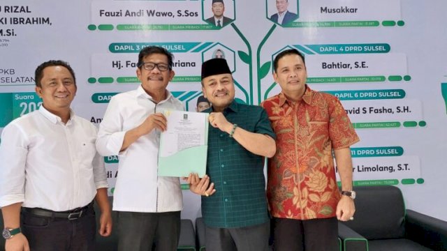 Kr. Patta (peci hitam) menerima rekomendasi yang diserahkan oleh Ketua DPW PKB Sulsel, Azhar Arsyad, Selasa (11/6). Ist