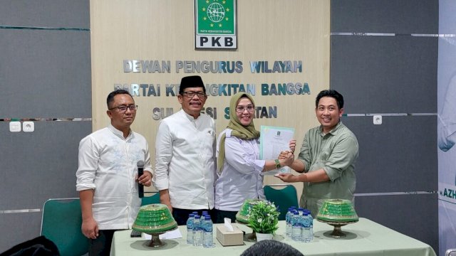 Andi Ina Kartika Sari menerima rekomendasi tahap 1 PKB yang diserahkan Ketua DPC Barru dan disaksikan Ketua DPW dan Sekretaris DPW. 