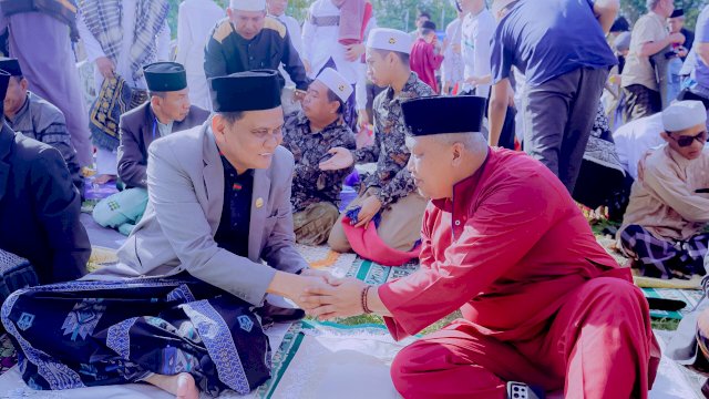Bupati Barru Ir.H Suardi melaksanakan Shalat Idul Adha 1445 H di Lapangan Sumpang Binangae Kecamatan Barru Kabupaten Barru, Senin (17/6/2024)