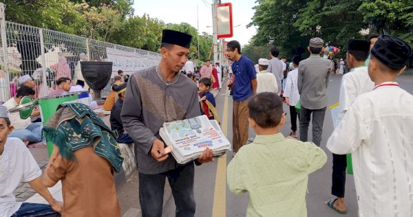 Berkah Iduladha, Penjual Koran Bekas Banjir Cuan di Lapangan Karebosi