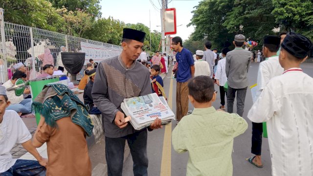 Berkah Iduladha, Penjual Koran Bekas Banjir Cuan di Lapangan Karebosi