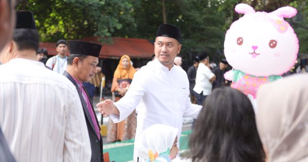 Aktivitas Andi Seto Momen Iduladha di Makassar: Bagi Kurban hingga Makan Siang Bareng Warga