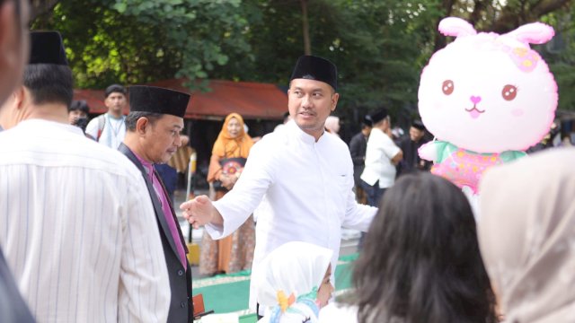 Aktivitas Andi Seto Momen Iduladha di Makassar: Bagi Kurban hingga Makan Siang Bareng Warga