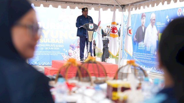 Pj Gubernur Sulbar, Bahtiar Baharuddin mengenang almarhum Tanri Abeng saat membuka Kejurnas Dayung di Jalan Arteri Mamuju ||Foto:Ist 